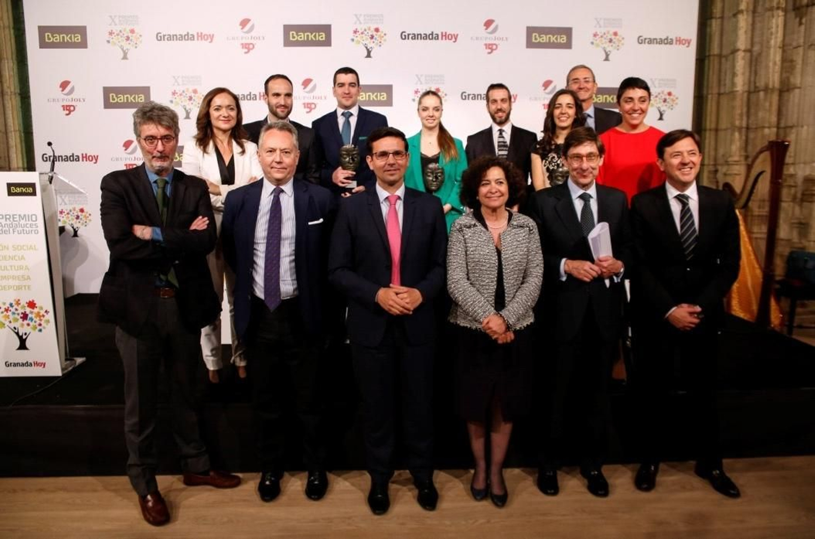 Foto de familia con los premiados, miembros del jurado y representantes políticos y de Bankia.