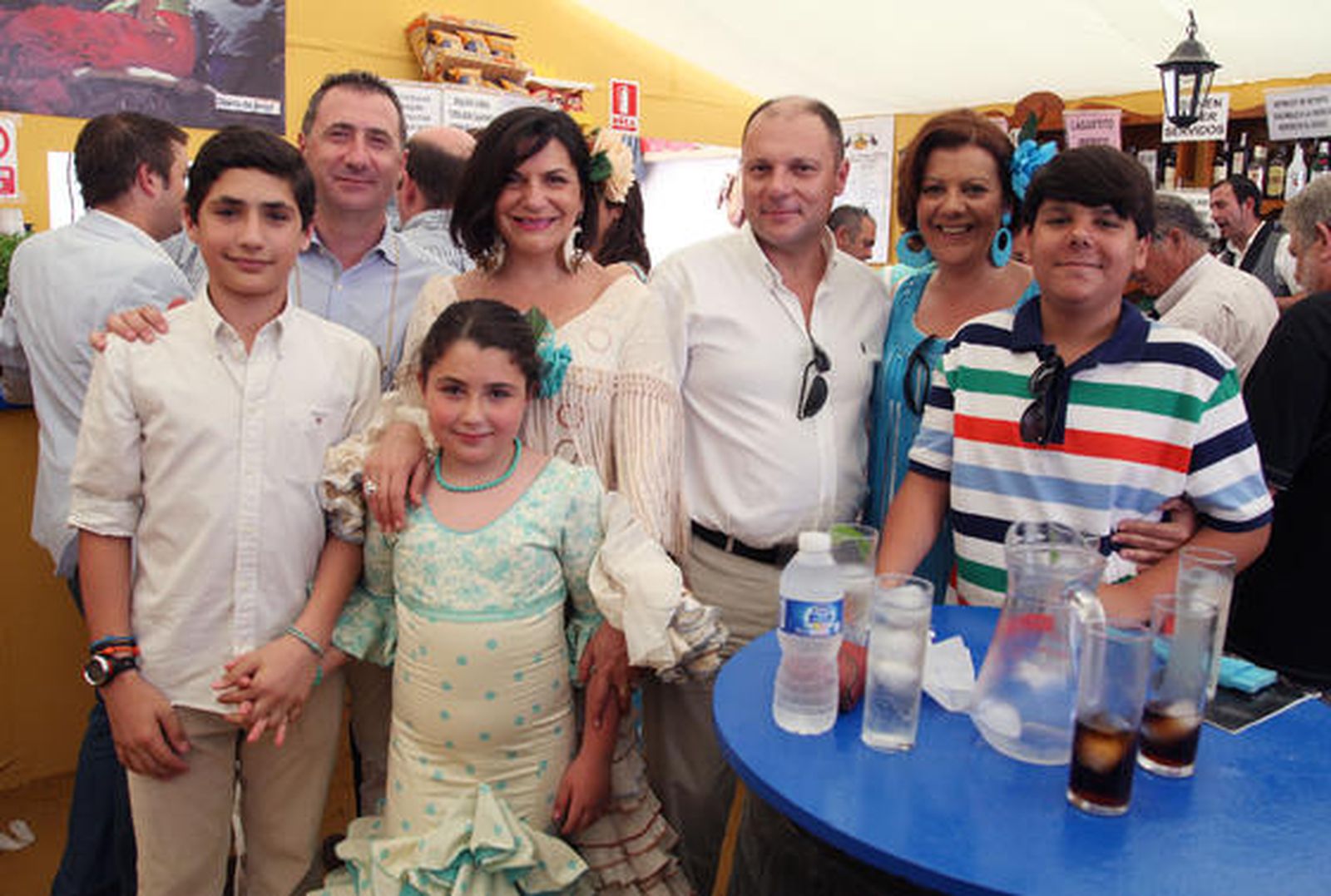 La decana de la facultad de Ciencias Sociales y de la Comunicación, Paloma López Zurita, junto a su familia ayer en la caseta del Diario.

Foto: Vanesa Lobo