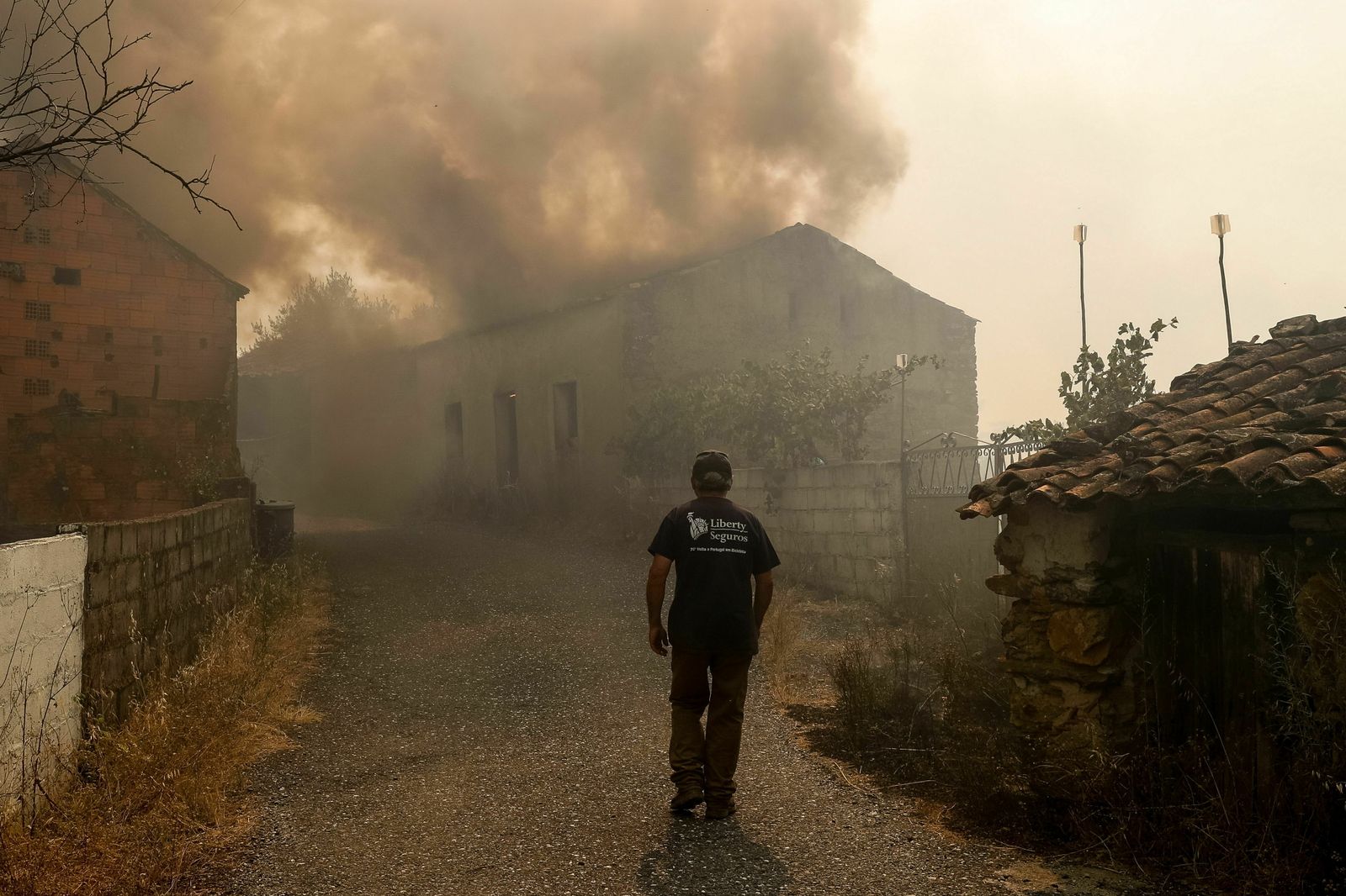 La extinción del incendio del centro de Portugal, en imágenes