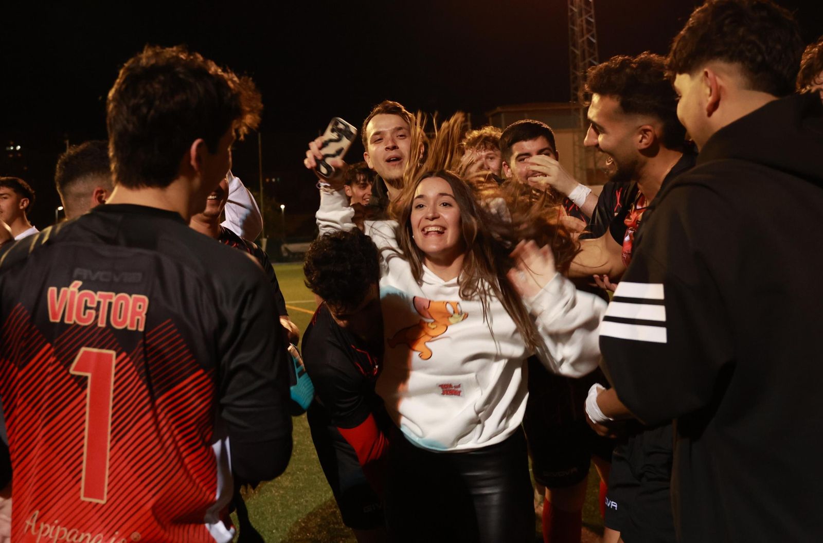 Las seguidoras buscan una foto con los participantes.
