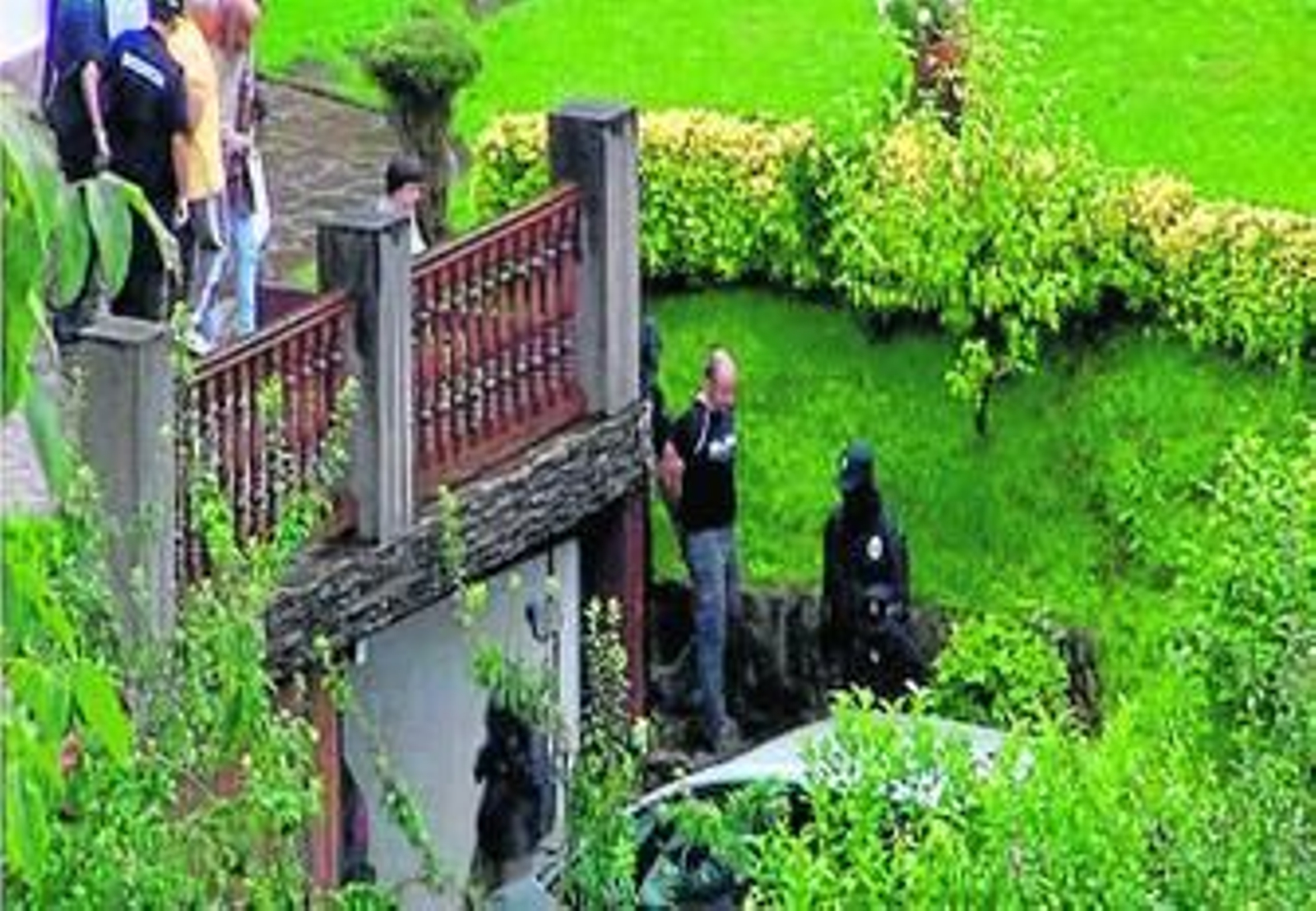 El presunto asesino, Gurutz Agirresarobe, es conducido por varios policías a la salida de su inmueble.