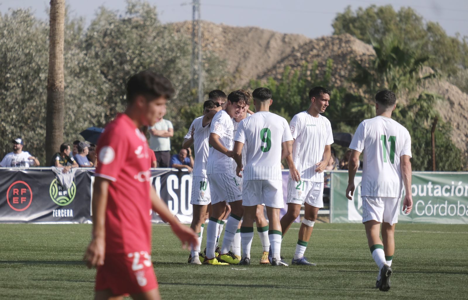 Los jugadores del Córdoba B celebran un gol en la Ciudad Deportiva.