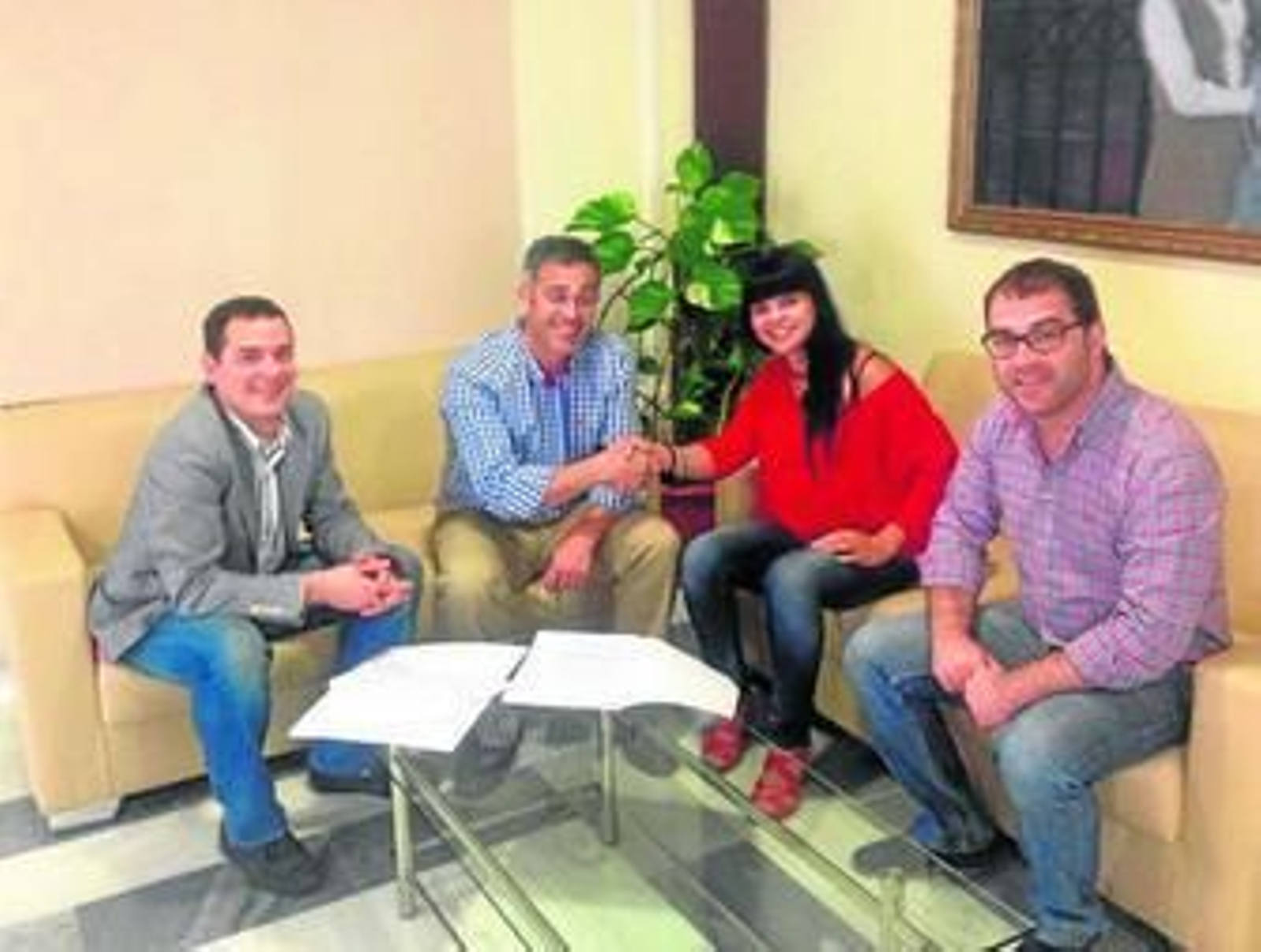 Firma del contrato de arrendamiento entre el ayuntamiento y centro de formación Didugal.