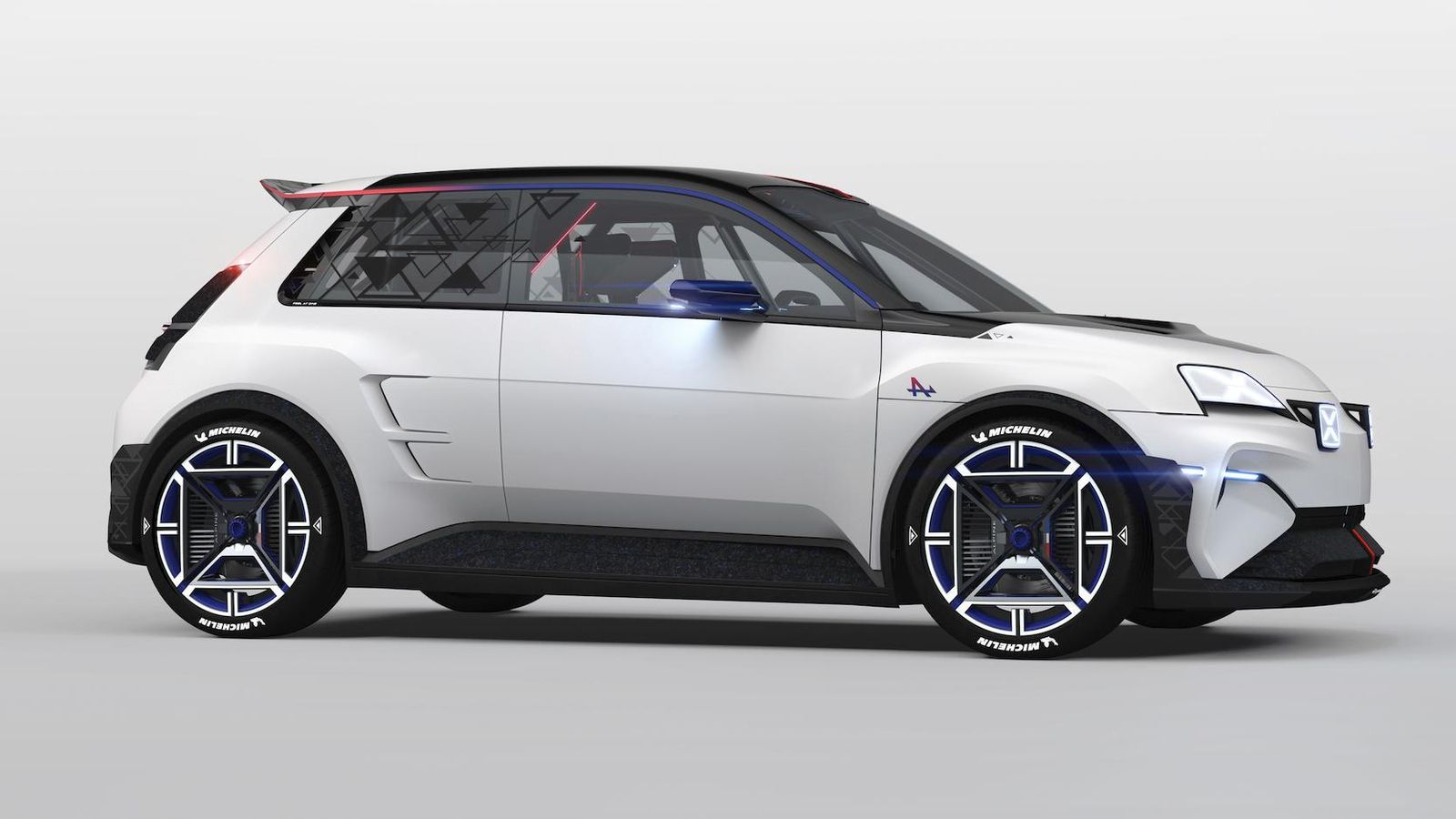 Las dimensiones son semejantes a las de coches ya en producción como los Renault Clio o Zoe. Las llantas del prototipo son de 20", aunque cuando llegue a la producción serán de 19".