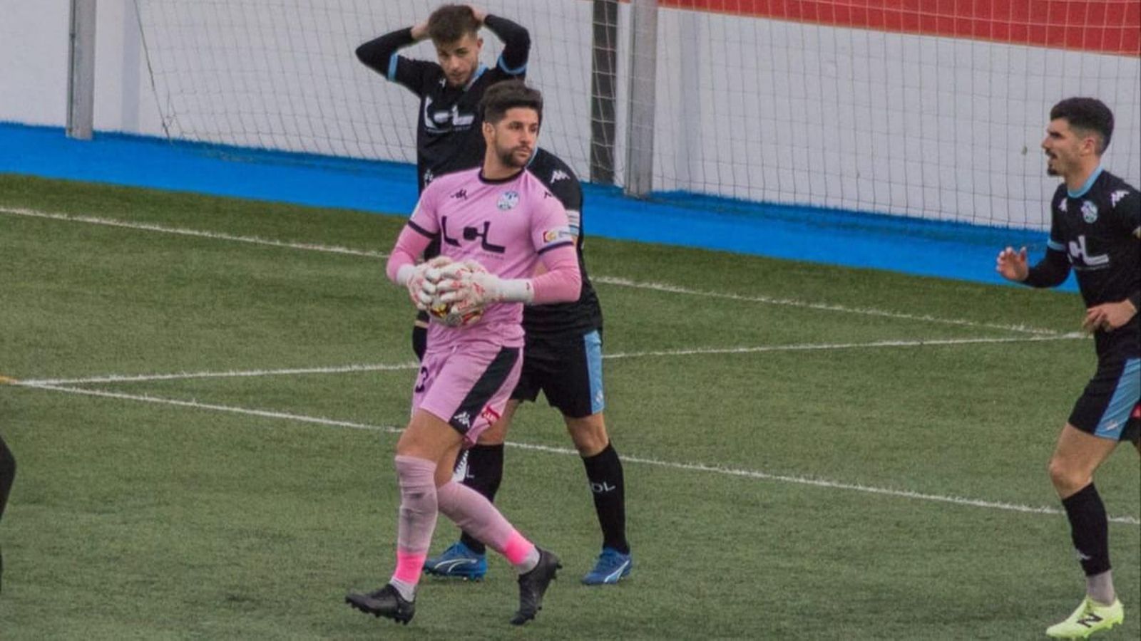 Benito del Valle ataja el balón en un partido del Ciudad de Lucena. Benito del Valle ataja el balón en un partido del Ciudad de Lucena.