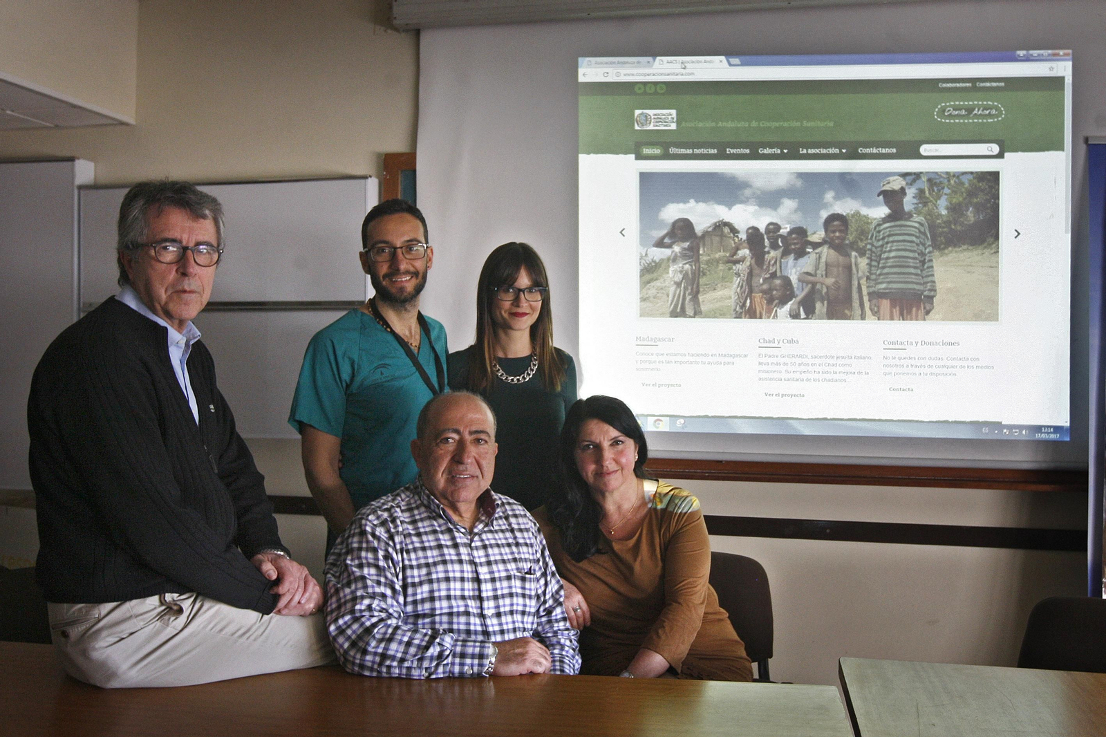 De izquierda a derecha, Julio Rodríguez de la Rúa, Juan José Domínguez (de pie), Marta Medina, Alonso Camacho Naharro y Charo Carreira Suero.