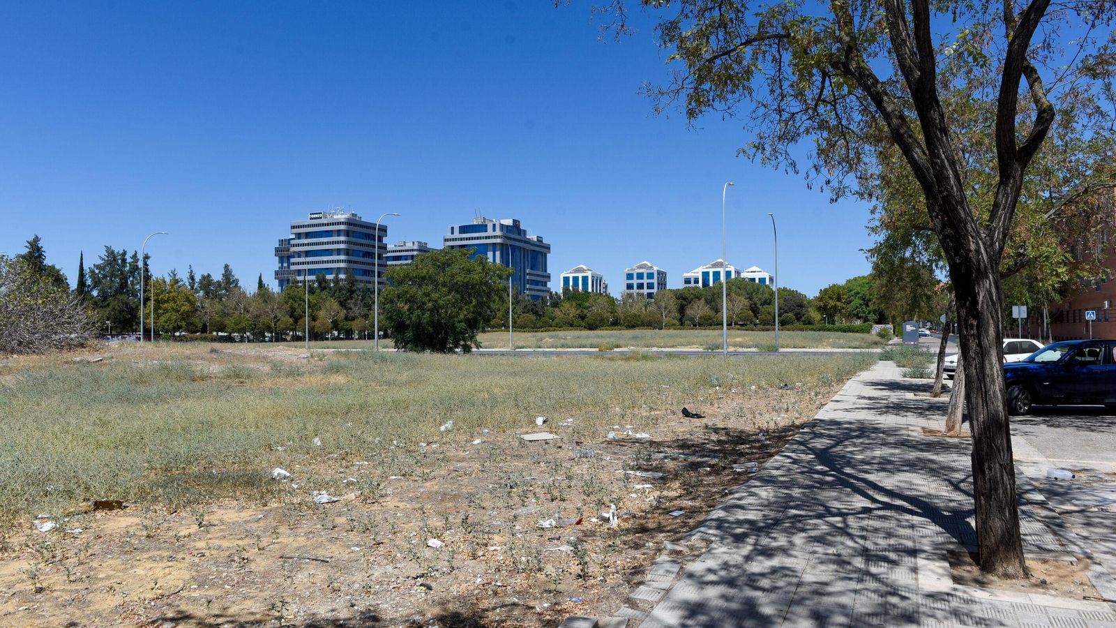 El centro está rodeado por una parcela sin uso que pretende ocupar con la ampliación.
