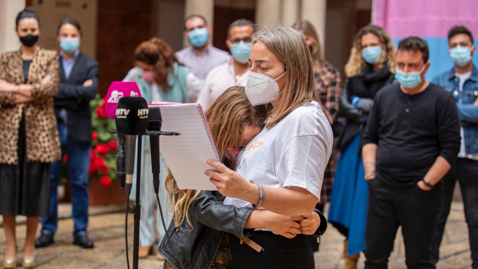 Sofía abraza a su madre, María.