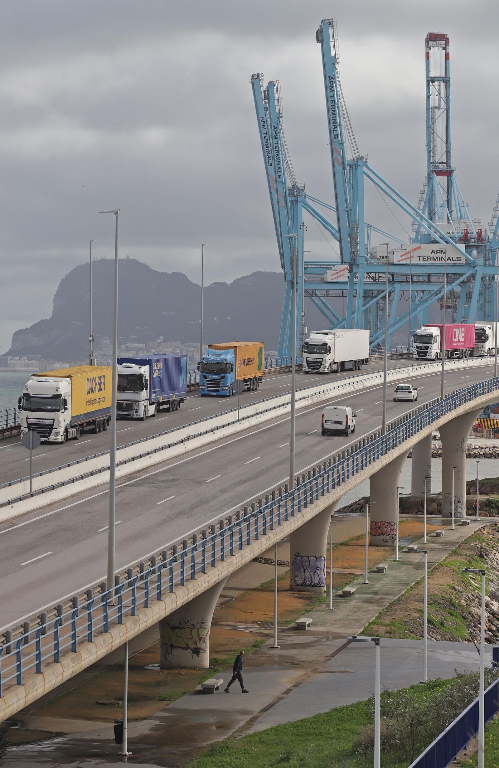 Las imágenes de los daños en el puente del Acceso Norte a Algeciras que encienden las alertas