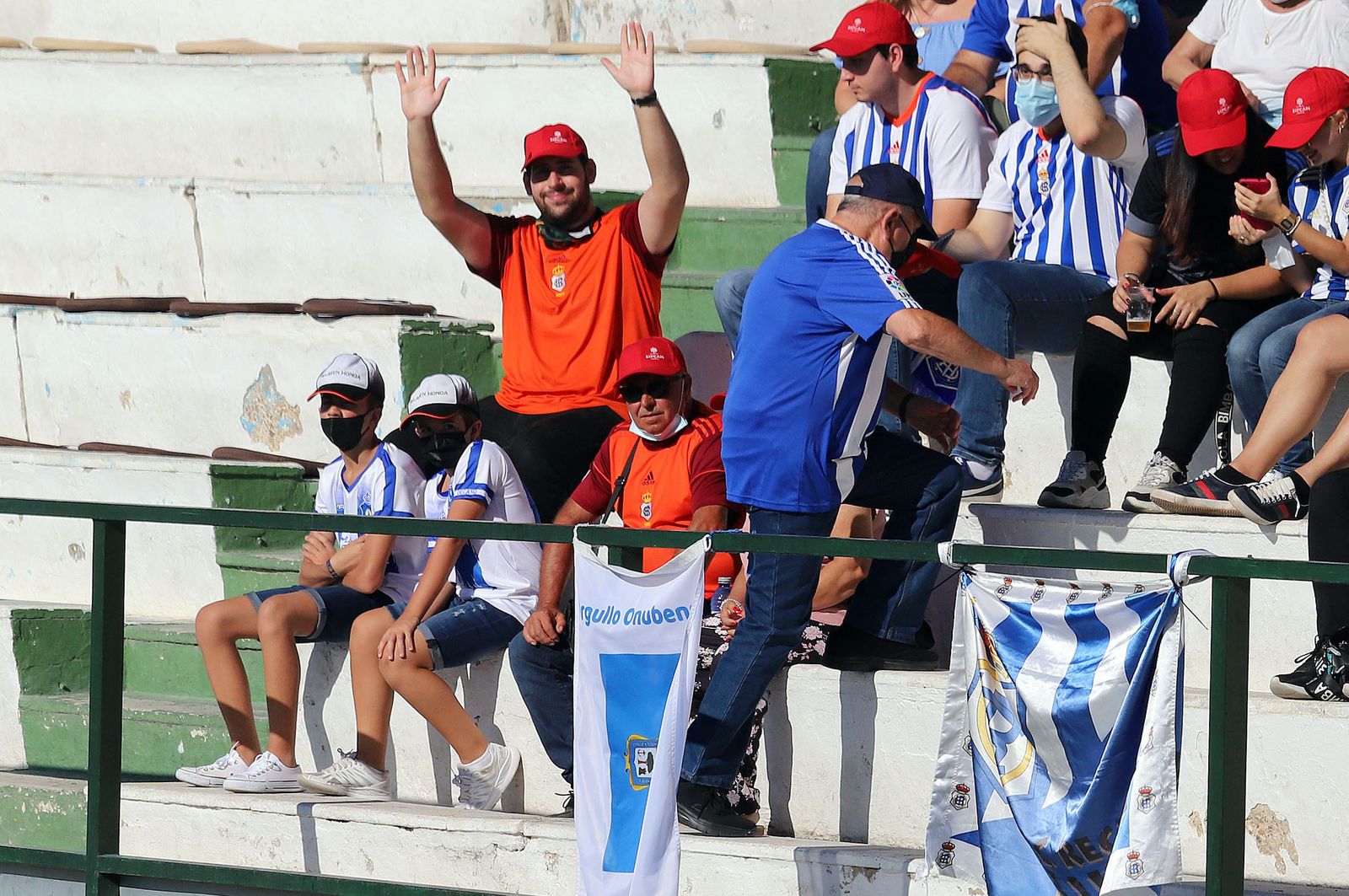 Imágenes de la afición más fiel del Recre en su visita al campo del Antoniano