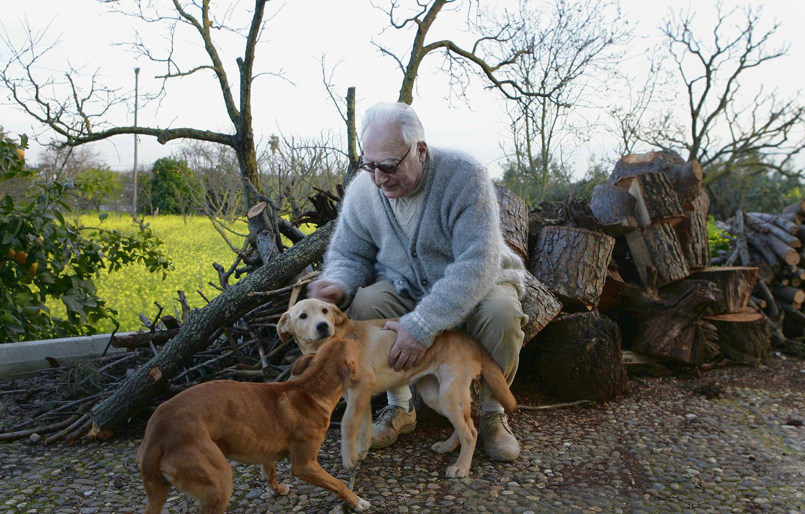 Aquilino Duque, con sus perros en Viñamarina.