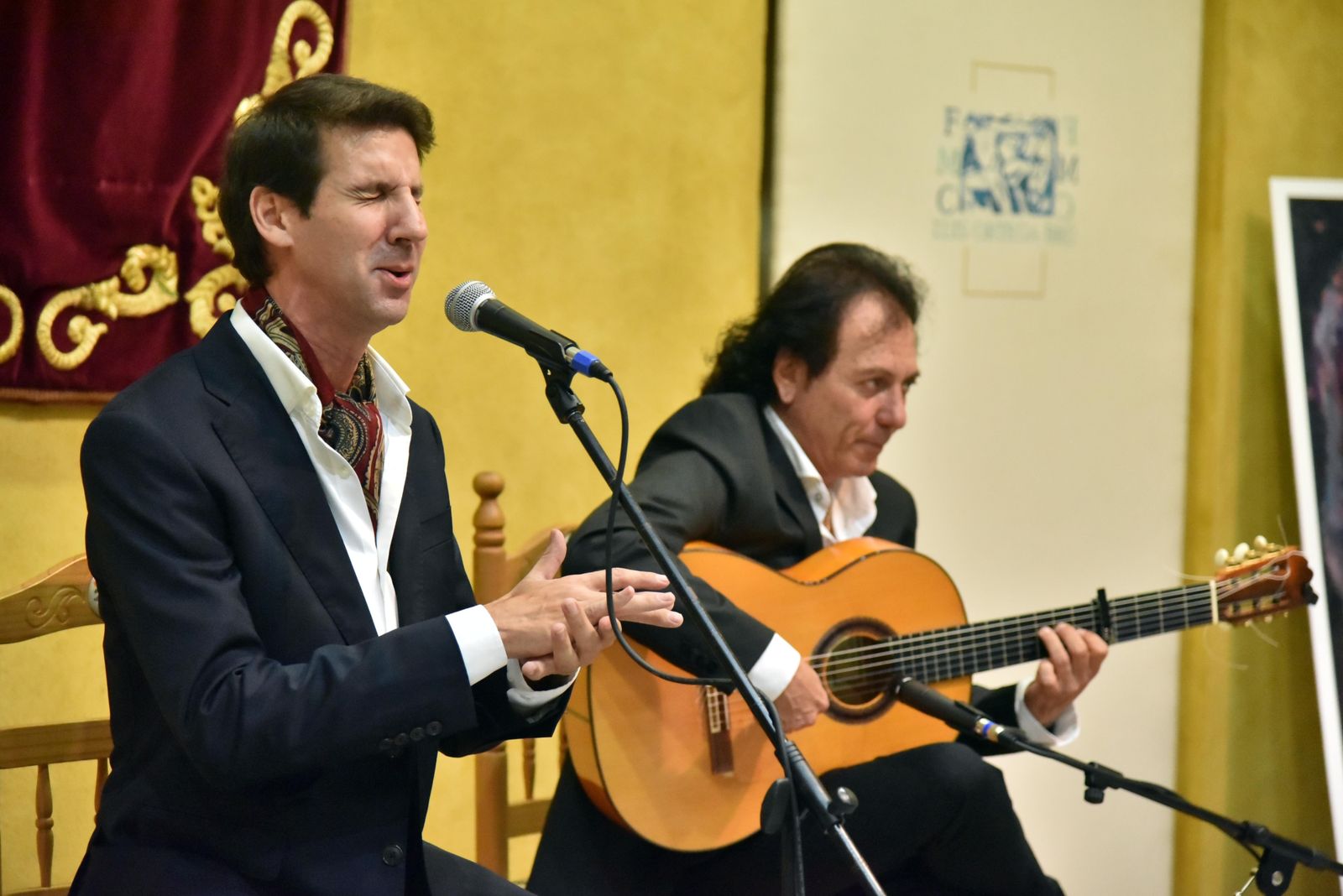 Perico El Pañero al cante, con Antonio Carrión al toque, ayer en la apertura de la Bienal.