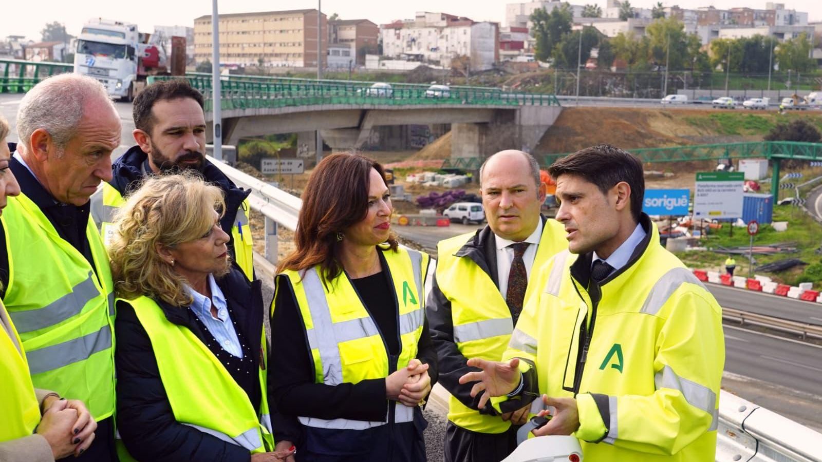 Eduardo Gutiérrez, director general de Infraestructuras de Fomento de la Junta, explica los detalles del carril BUS VAO