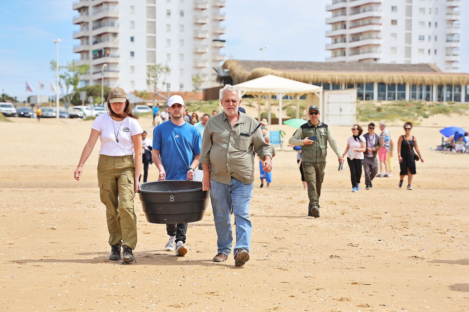 Imágenes de la suelta de una tortuga marina boba recuperada en el CEGMA de Algeciras