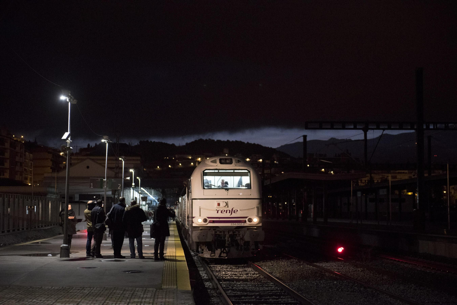 26 N: Primer tren de Granada a Madrid que pone fin a la desconexión