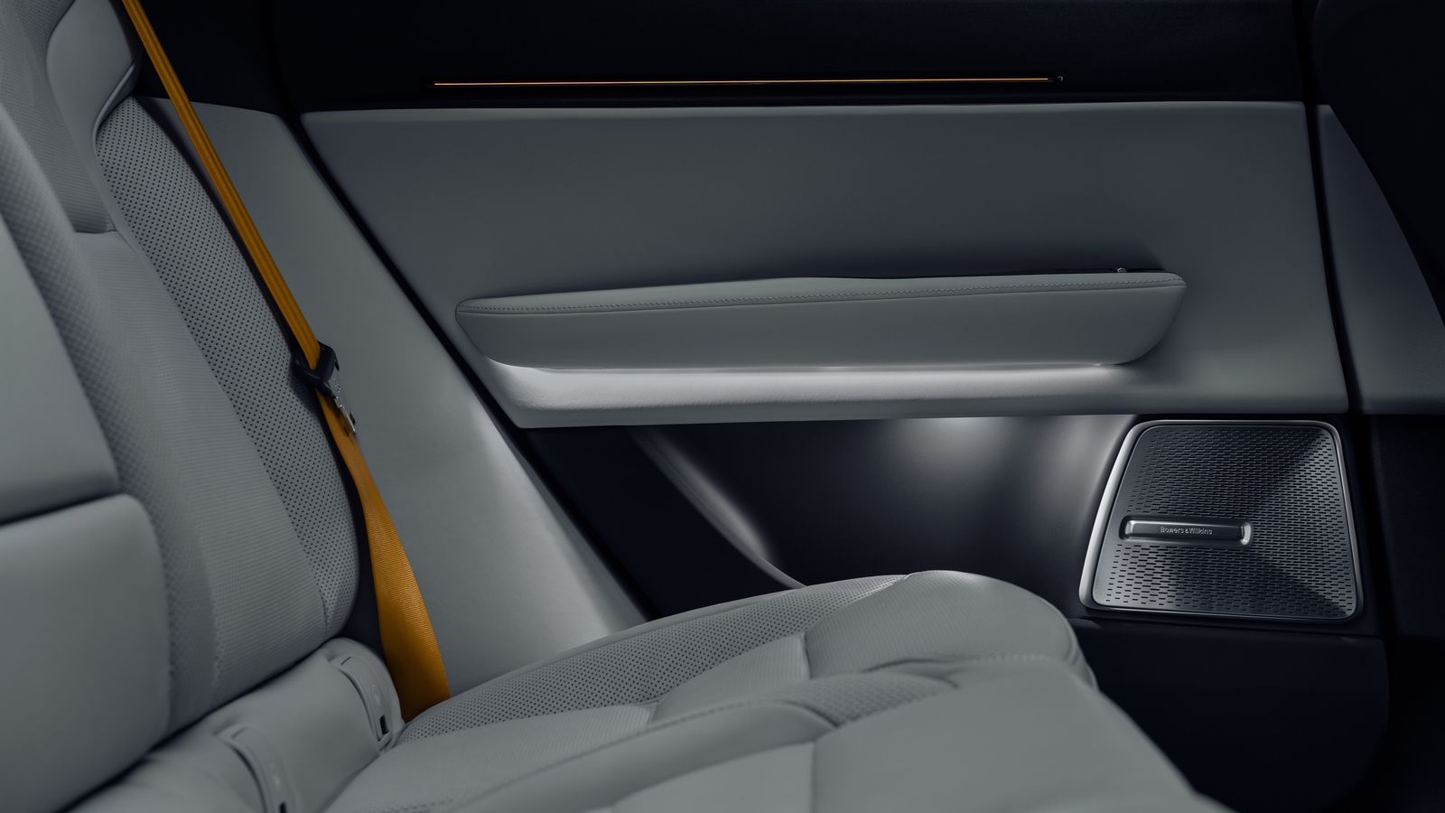 La iluminación ambiental forma parte del equipamiento de serie de este modelo, igual que el equipo de sonido Bowers & Wilkins.