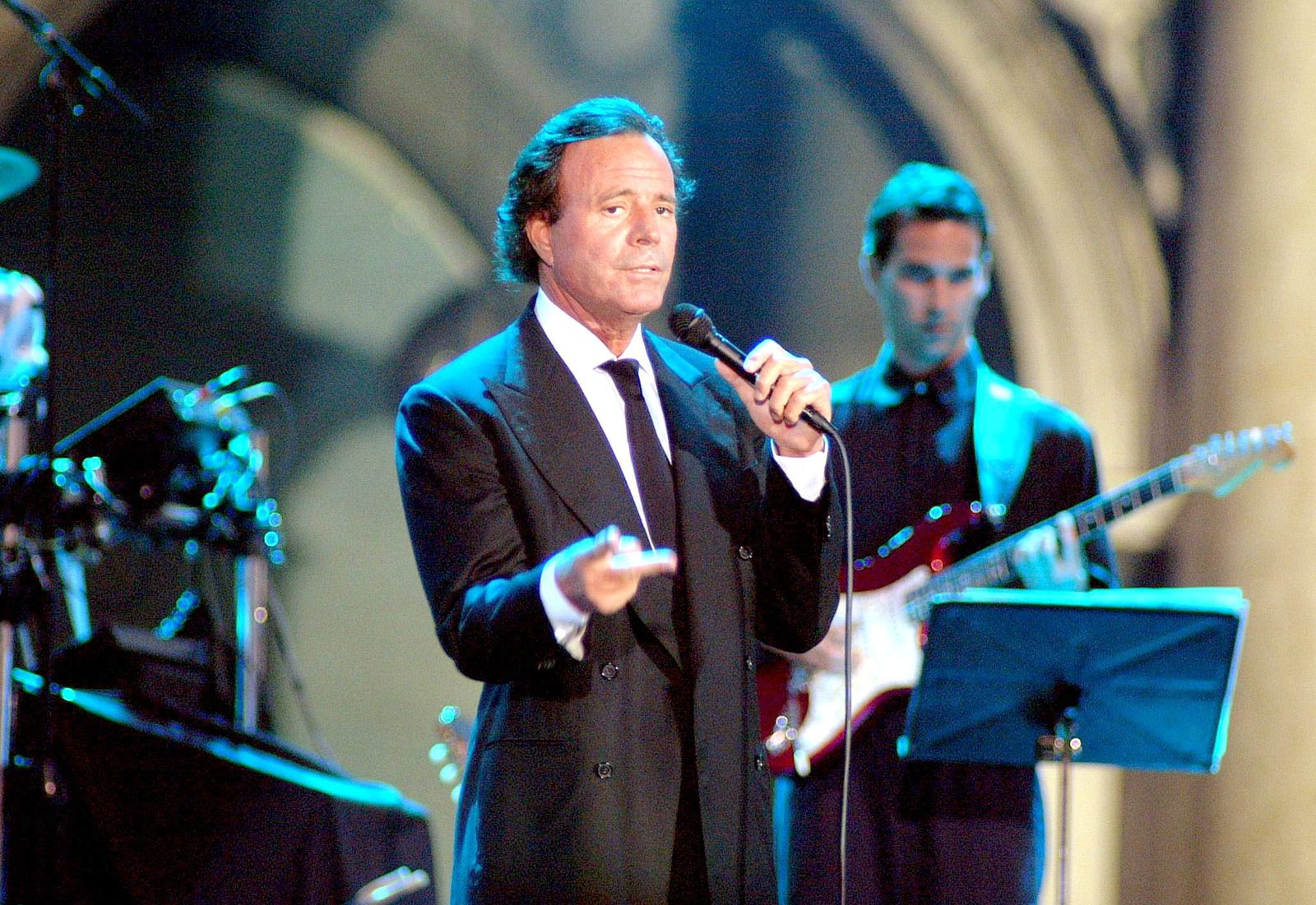 Julio Iglesias en una actuación en el año 2001