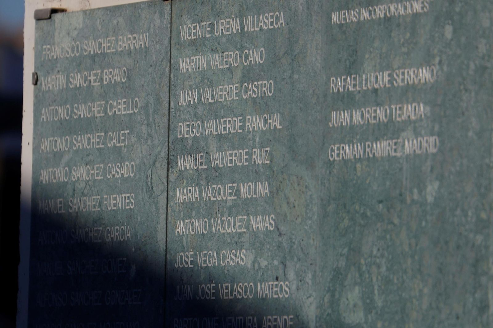 La ofrenda floral a las víctimas del franquismo con motivo del 50 aniversario del fin de la dictadura, en imágenes