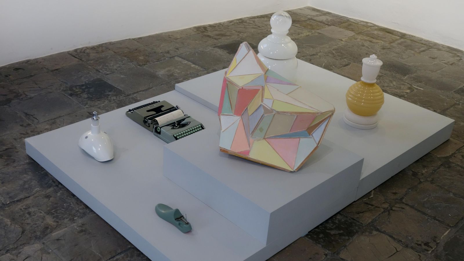 'Objetos testigo n. 1', una instalación que forma parte de la exposición en la galería Rafael Ortiz.