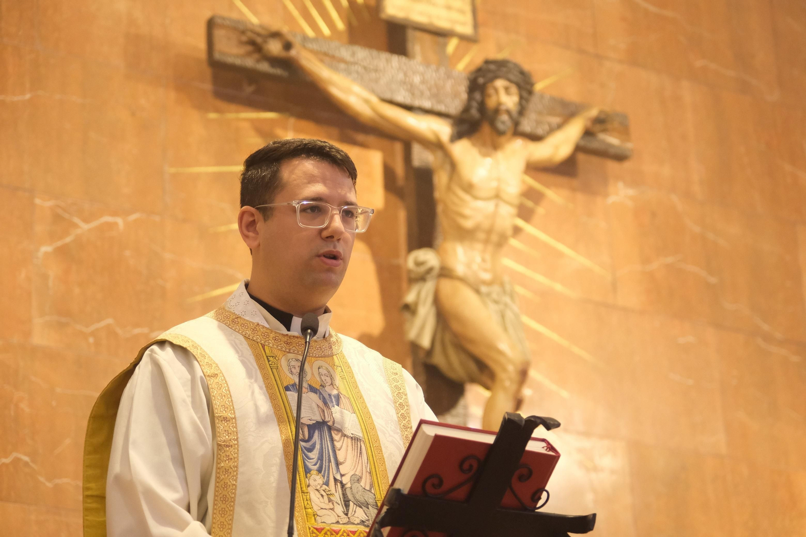 El sacerdote Mario González.