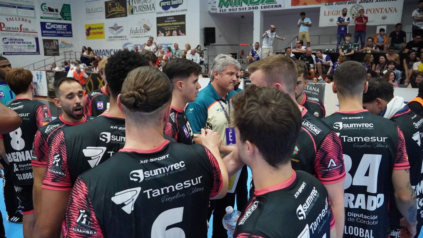 Paco Bustos y los jugadores del Ángel Ximénez, al término de un tiempo muerto.