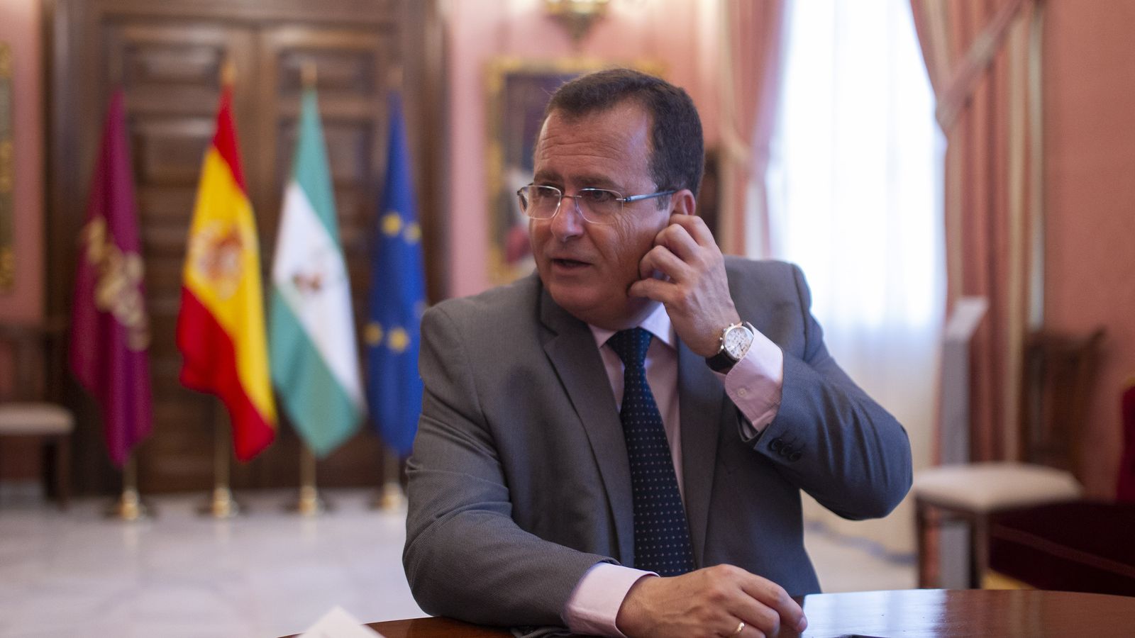 El delegado durante la entrevista.