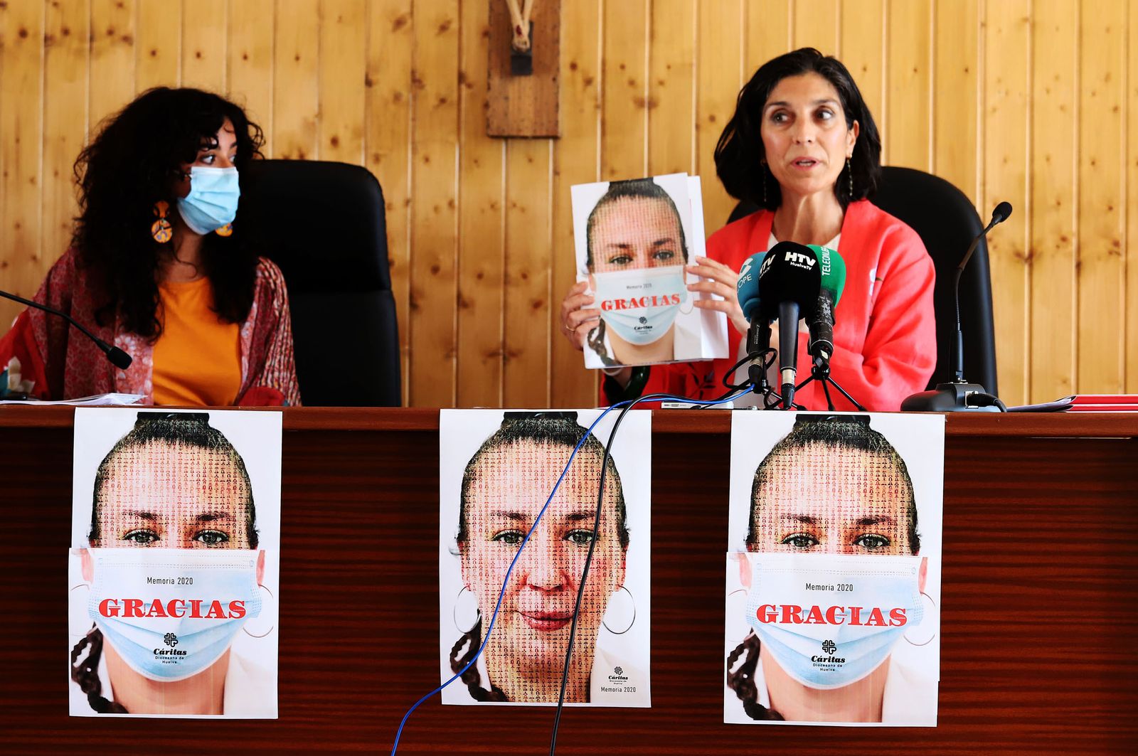 Peña Monje y Pilar Vizcaíno en la presentación de la memoria de Cáritas.