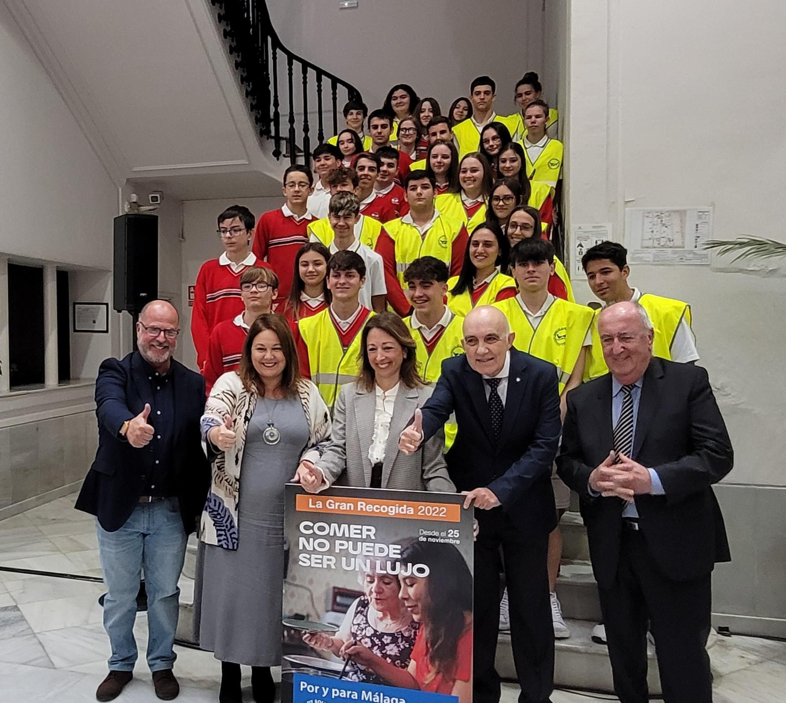 Rafael Salcedo, Natacha Rivas, Patricia Navarro, Diego Vázquez y los voluntarios de Bancosol posan con el cartel de la Gran Recogida 2022