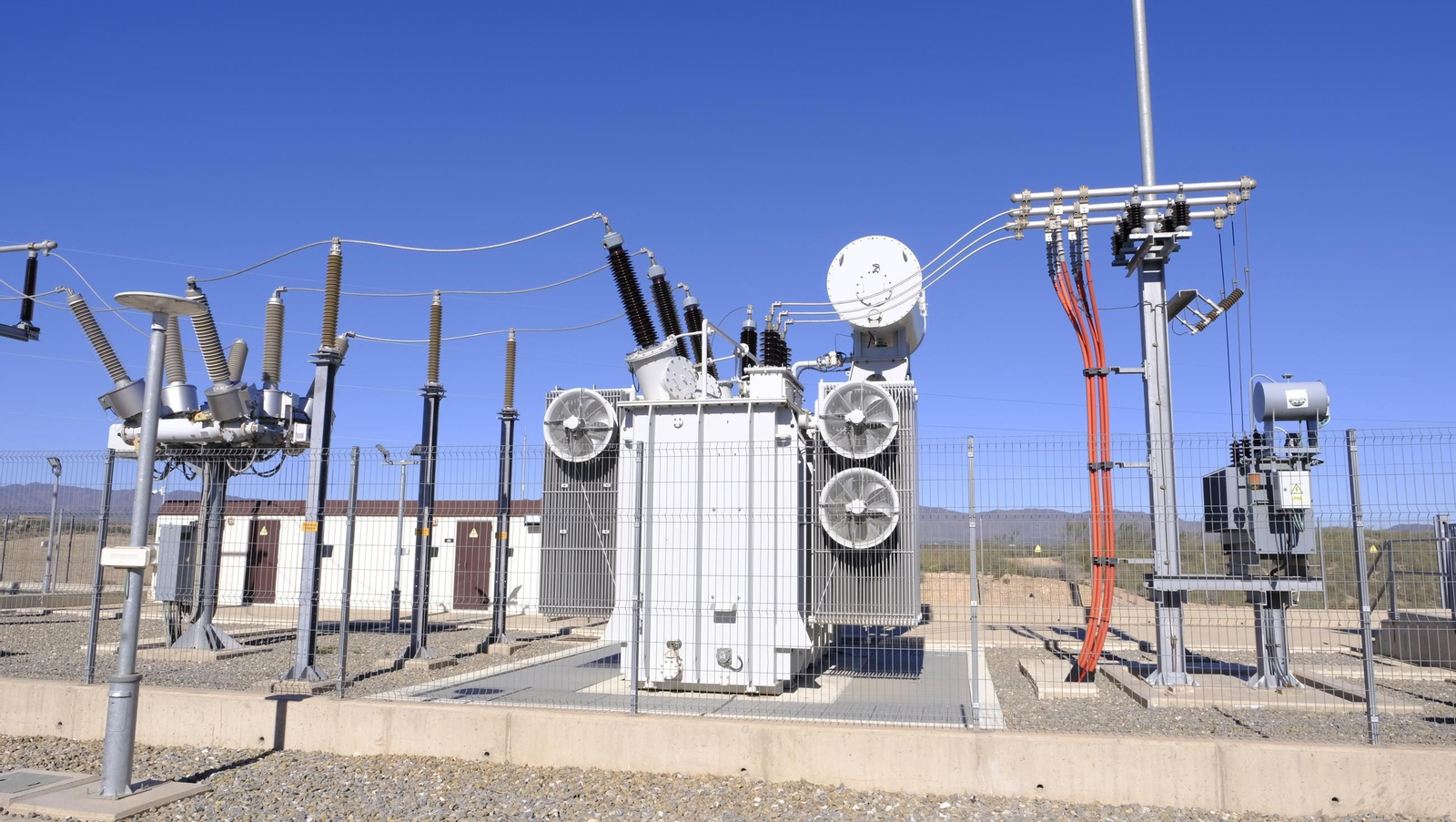 La subestación eléctrica de Endesa en Sorbas muestra sus mejoras, en fotos