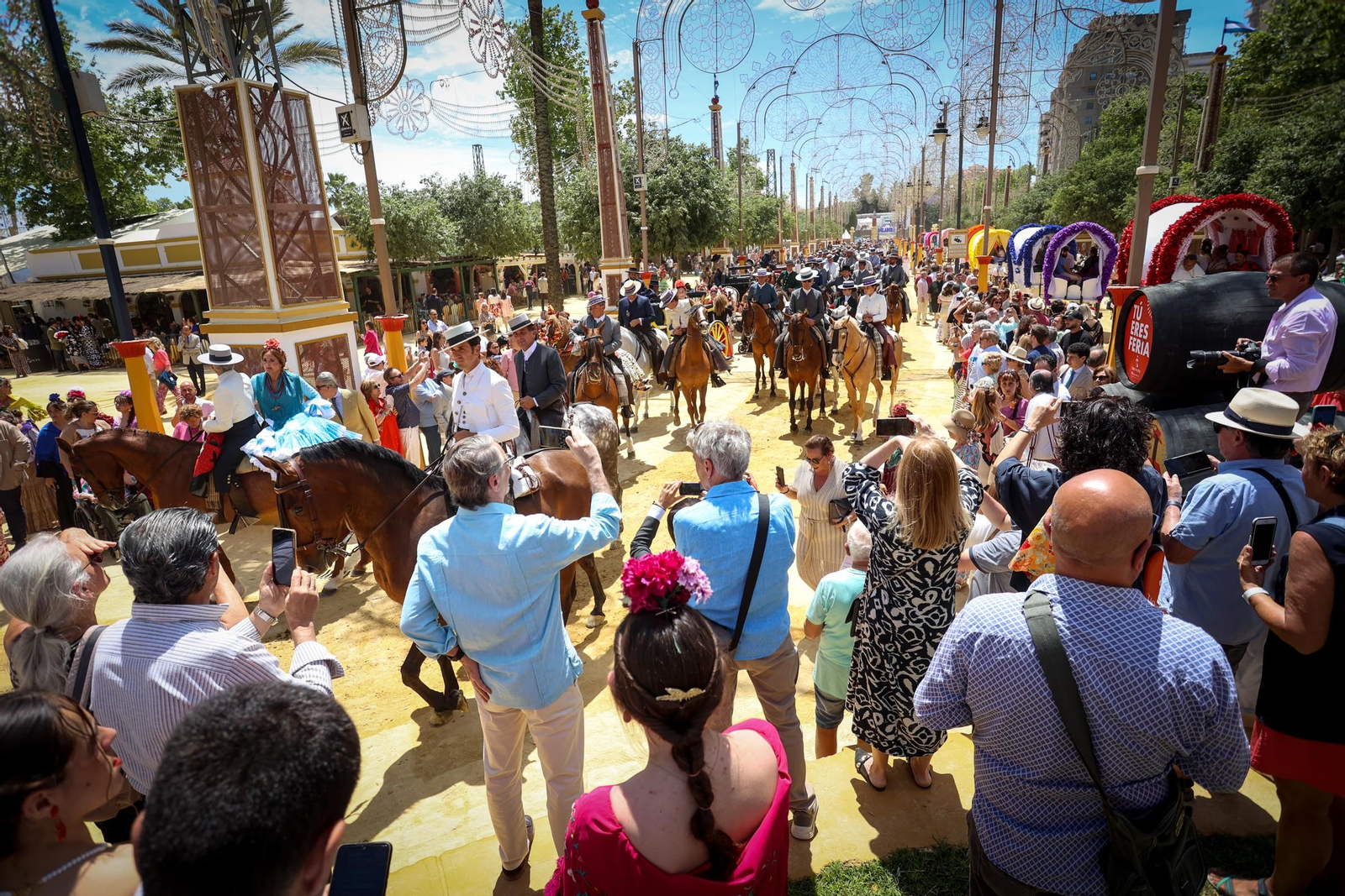 Imágenes de la Hermandad del Rocío en el Real de la Feria