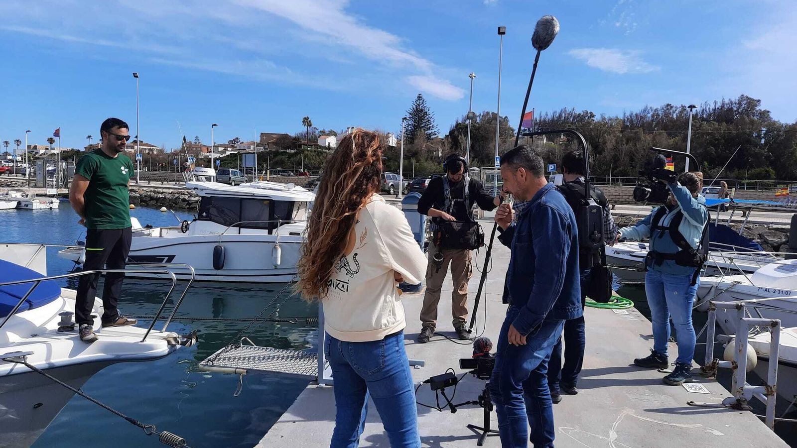 Mireia Martínez en la dársena de El Saladillo con parte del equipo