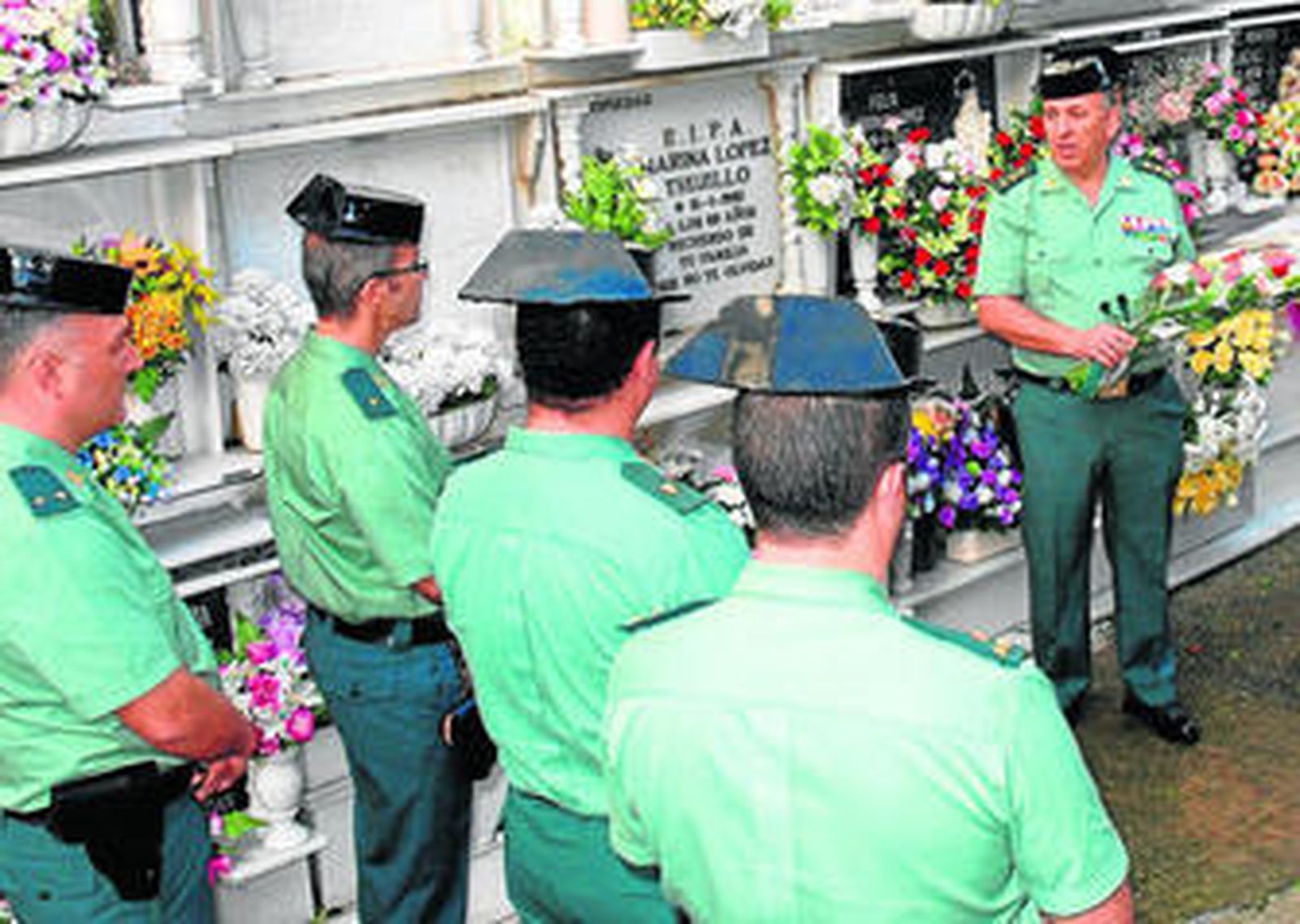El coronel Jesús Núñez (d), ayer durante el homenaje a los guardias civiles fallecidos.