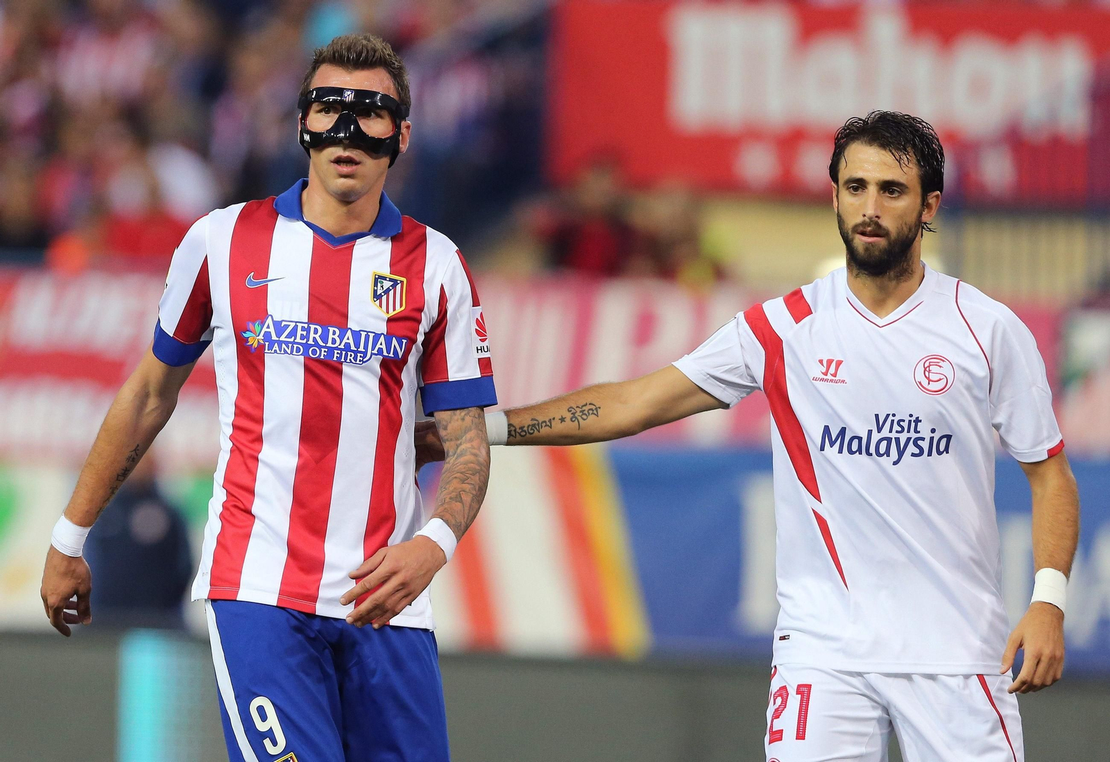 El delantero croata Mario Mandzukic con una máscara  protectora durante un encuentro de su etapa en el Atlético de Madrid.