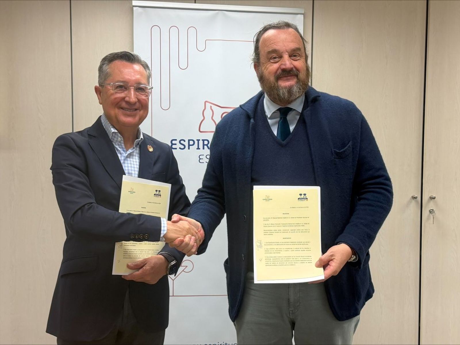 Responsables de Unijepol y Espirituosos España en la firma del acuerdo de colaboración.