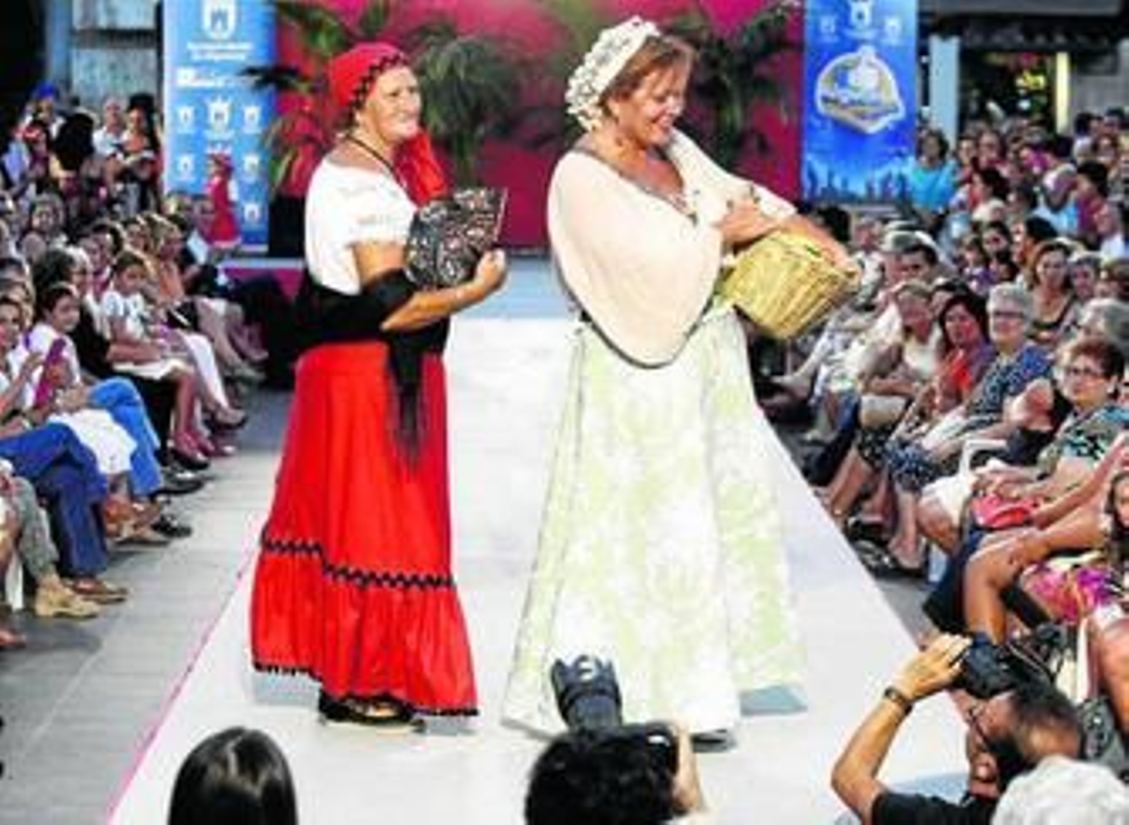 Imagen del desfile anoche en la Plaza Alta de la vestimenta popular.