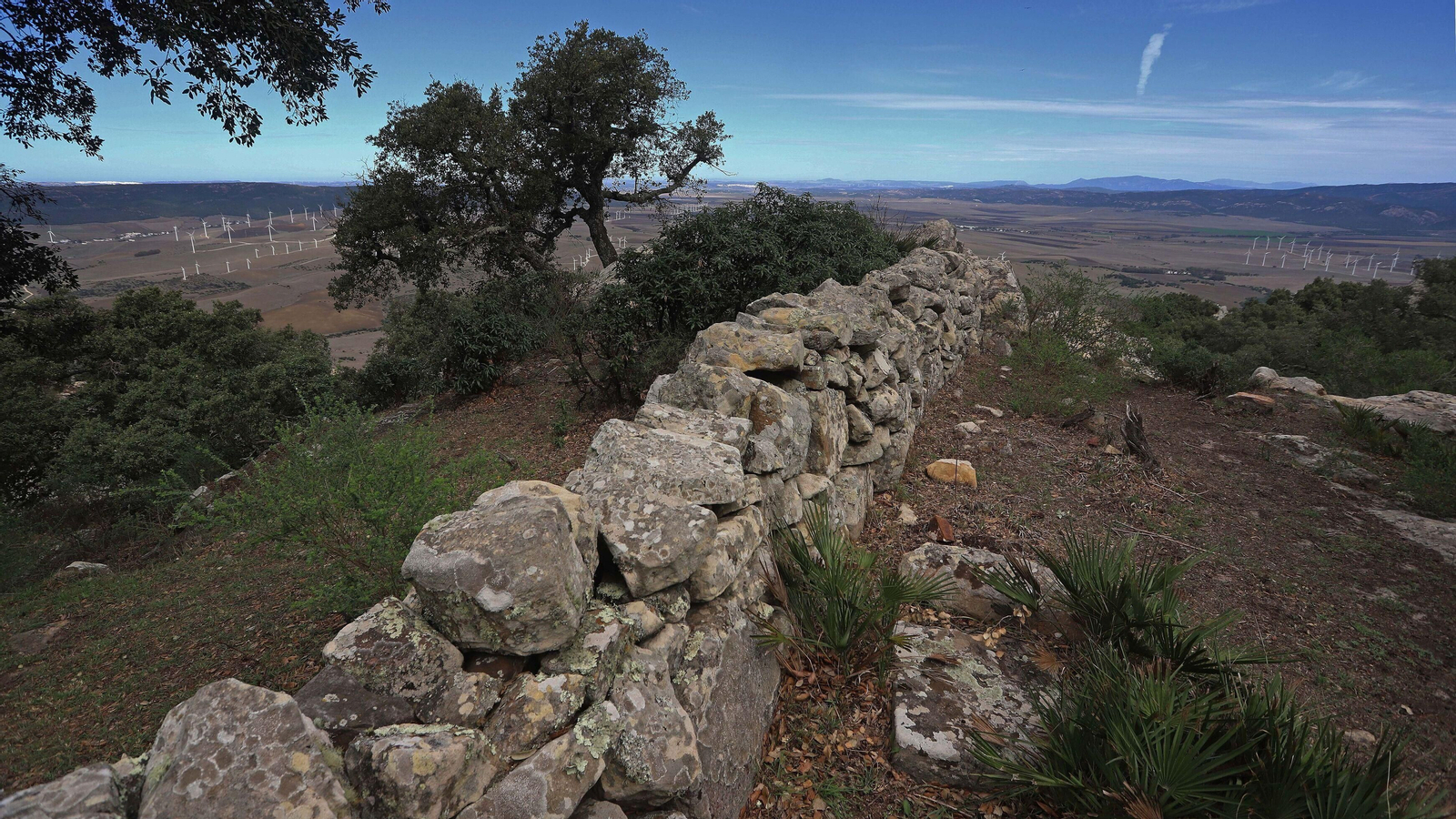 Desde el yacimiento arqueológico La Silla del Papa se descubren unas vistas increíbles hacia la sierra y el mar