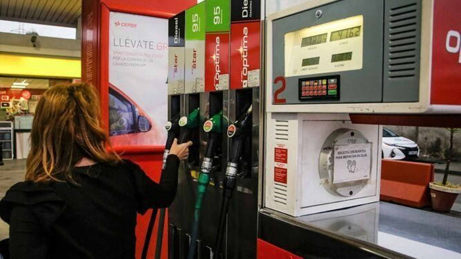 Una conductora reposta.