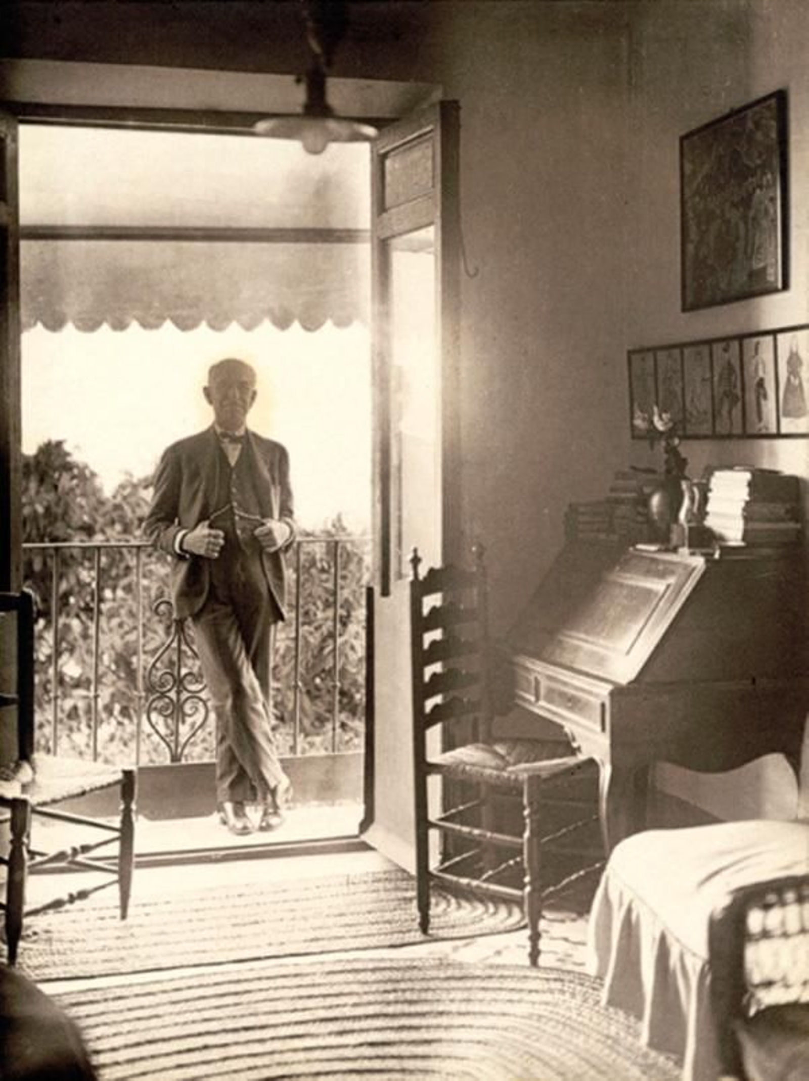 Manuel de Falla en el carmen de la Antequeruela.