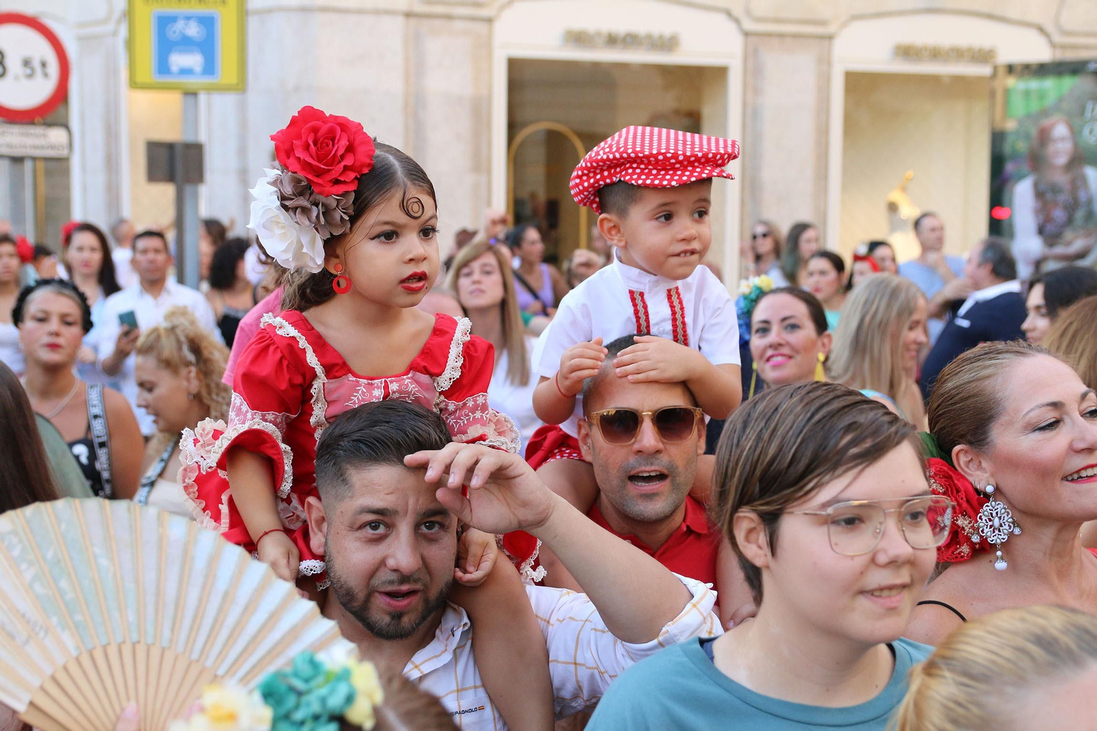 La Batalla de las Flores ha regresado inundando Almería de claveles