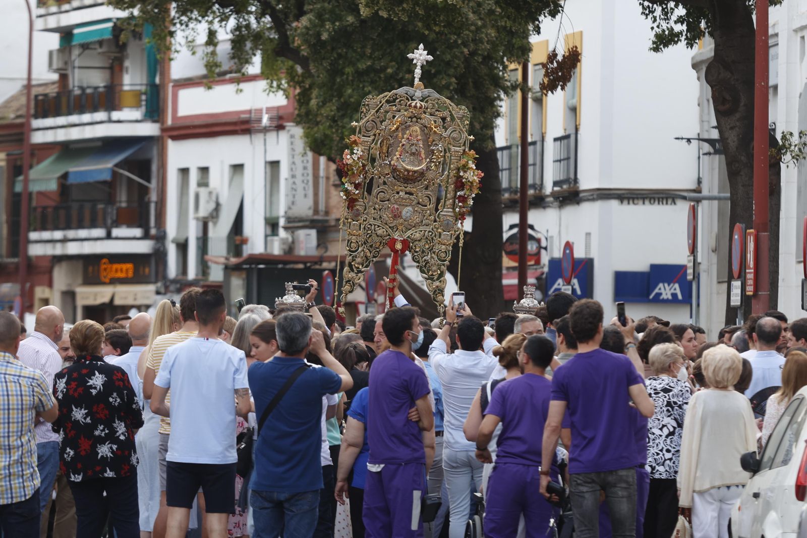 Imágenes del traslado del Simpecado de la Hermandad del Rocío de Triana