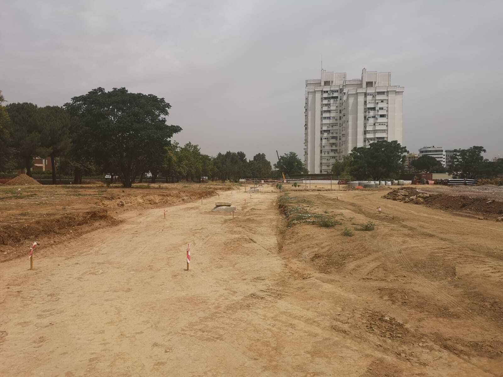 Aspecto de los suelos de la avenida de Jerez que están siendo urbanizados.