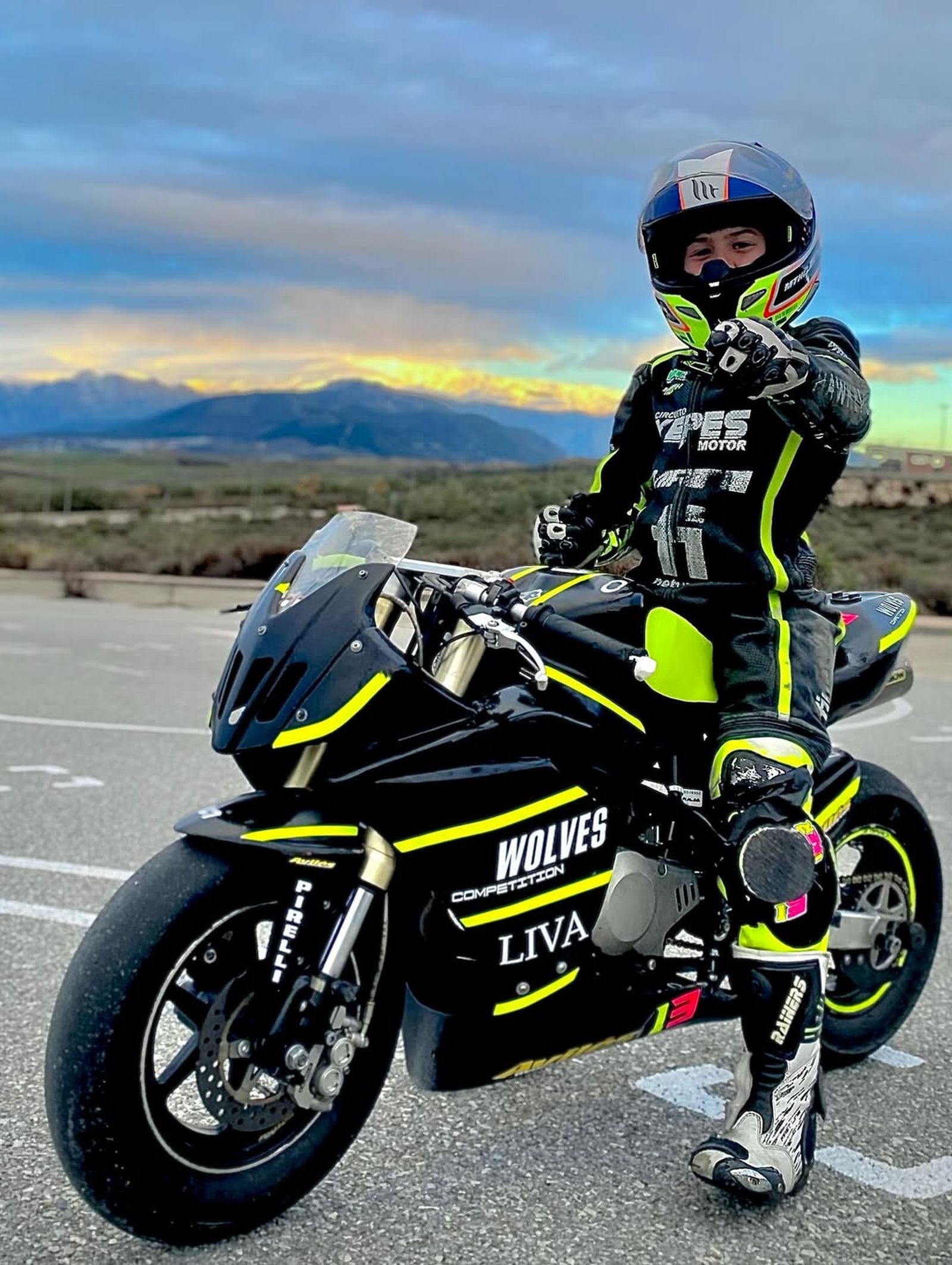 Iker Peregrina subido a su moto.