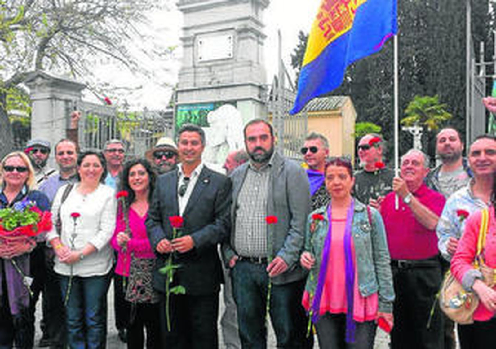 Los concejales de IU en el Ayuntamiento de Granada Maite Molina y Paco Puentedura estuvieron en el homenaje.