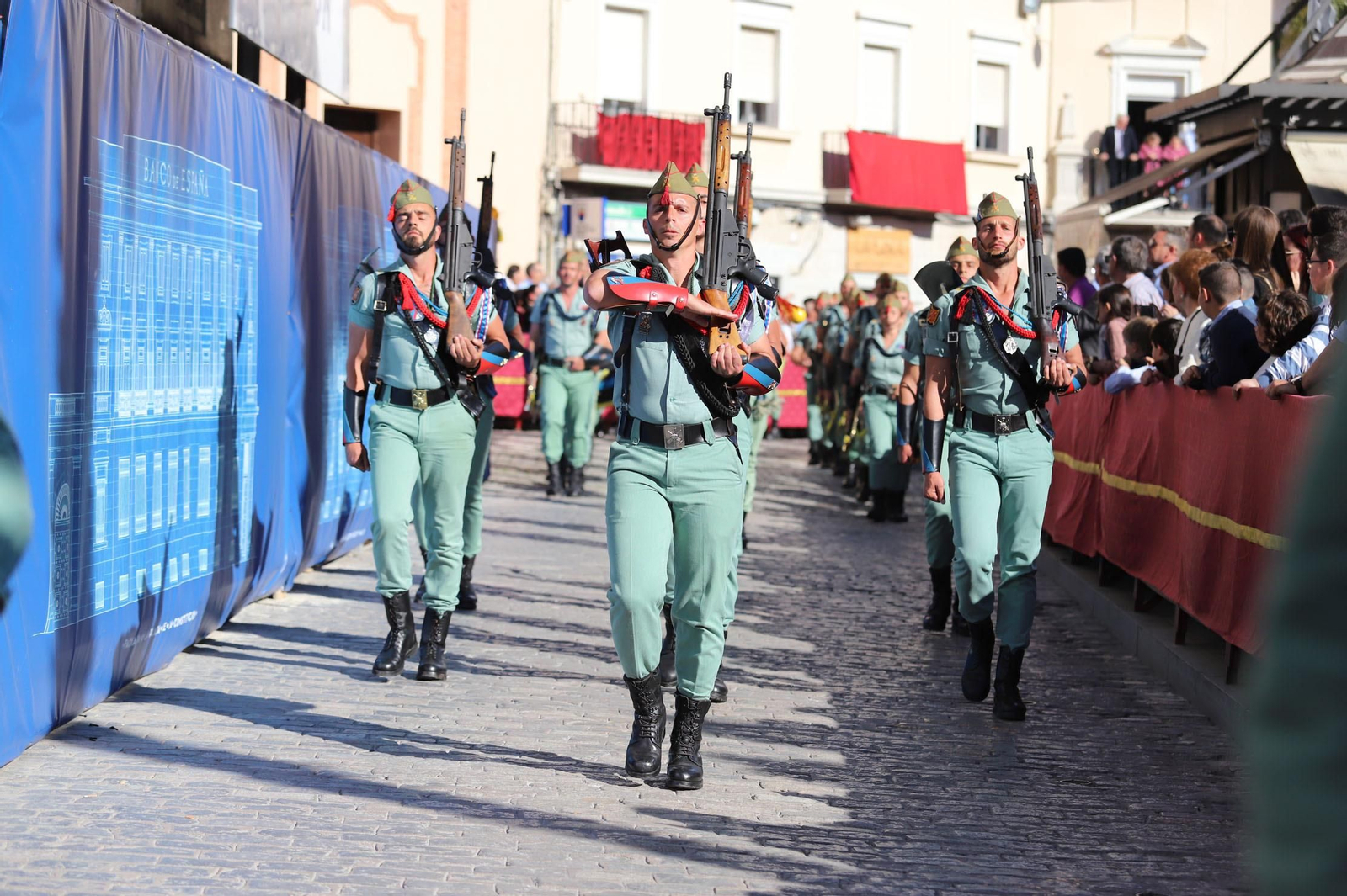 Recibimiento a la Legión en las calles del centro de Huelva