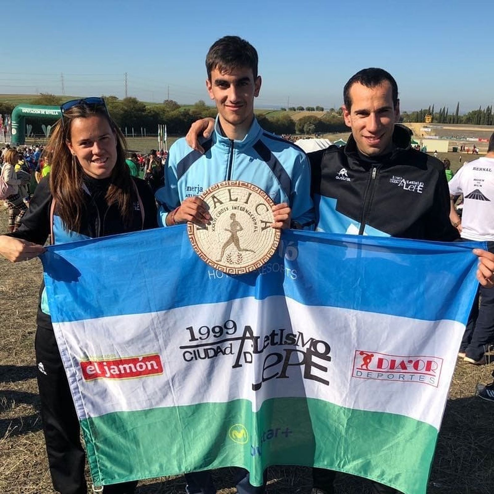 Alberto Muriel, en el centro, con el plato conquistado por su tercer puesto en el Cross de Itálica.