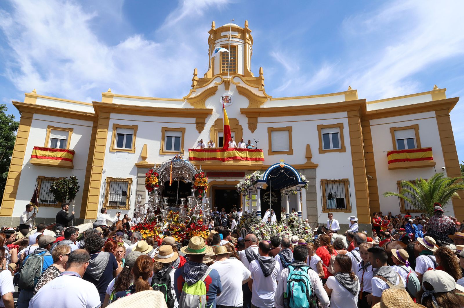 Los rocieros son recibidos en la Comandancia de Marina.