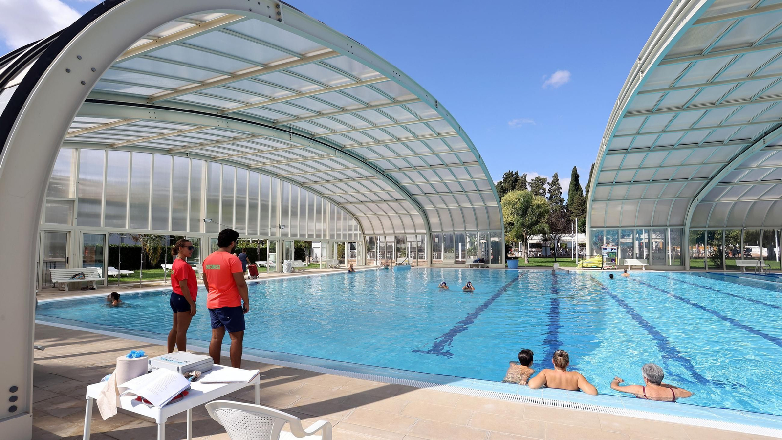 Imágenes de la piscina climatizada del Club Nazaret