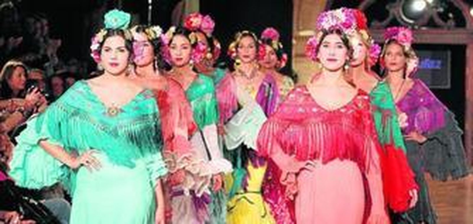 1, 2 y 3. Los diseños de Pol Núñez, de corte oriental, pero sin olvidar el patronaje clásico andaluz, destacan por su colorido. 4. Los mantones como el de Rosario Salís protagonizaron la segunda jornada de la cita.