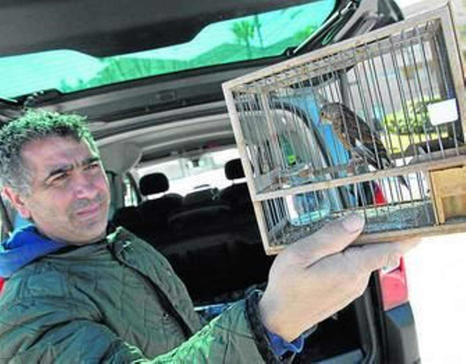 José Manuel Tornay muestra el primer premio en pardillos.