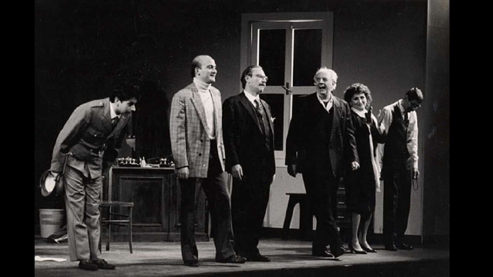 Dario Fo, con su compañía La Comune, en el estreno de ‘Muerte accidental de un anarquista’, el 5 de diciembre de 1970 en Milán.